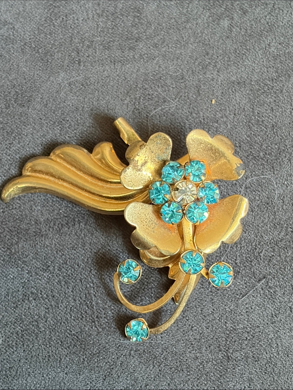 VTG 1940s goldtone floral leaf layered med century brooch pin